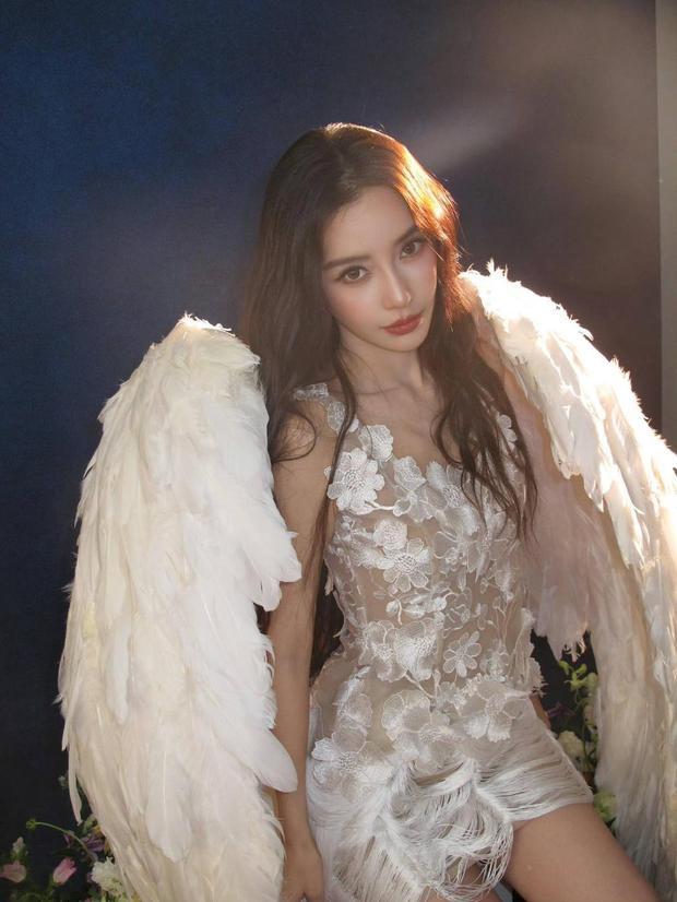 Angelababy温柔慵懒。