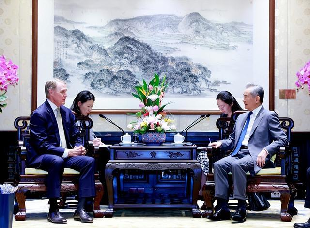 美军妄图强闯中企，理由荒唐至极，王毅外长会见美大使，当面敲打