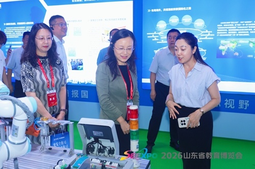 山东省委教育工委委员,省教育厅党组成员、副厅长李鹏到展区参观指导