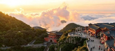观日出、赏晚霞、览云海、沐夜色，泰山初秋美到失语