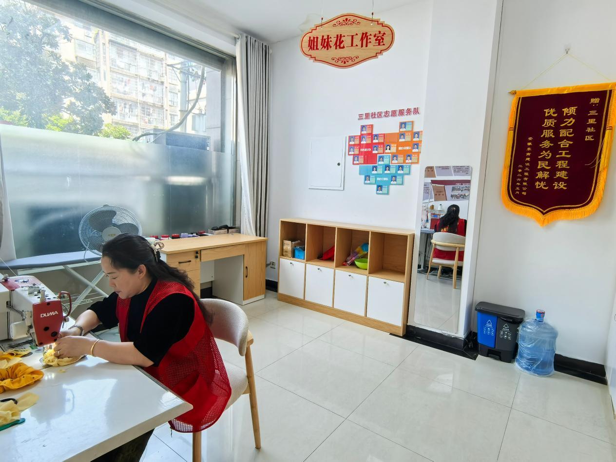 “姐妹花工作室”志愿者为居民缝补衣物