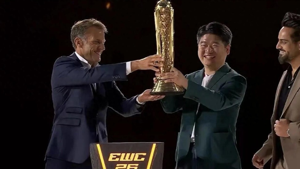 中国战队问鼎2026电竞世界杯！马克龙颁奖