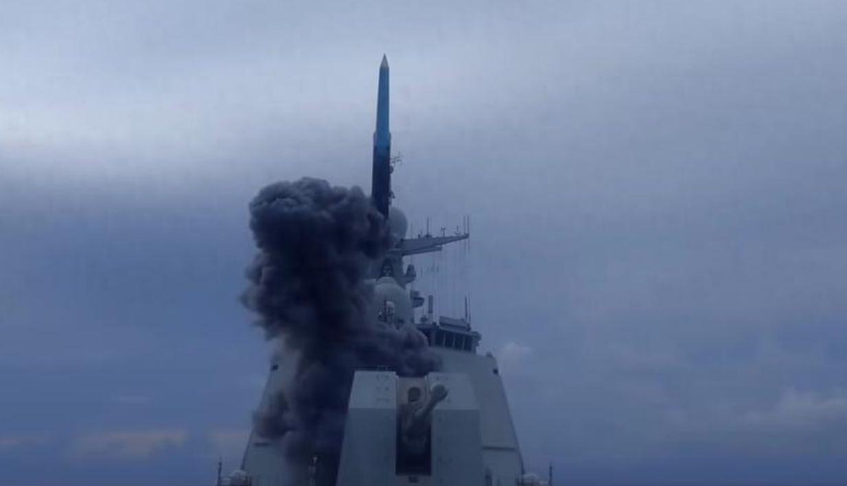 当052D型驱逐舰都能发射“鹰击”-20导弹时,美国航母在亚太的日子就更难过了。