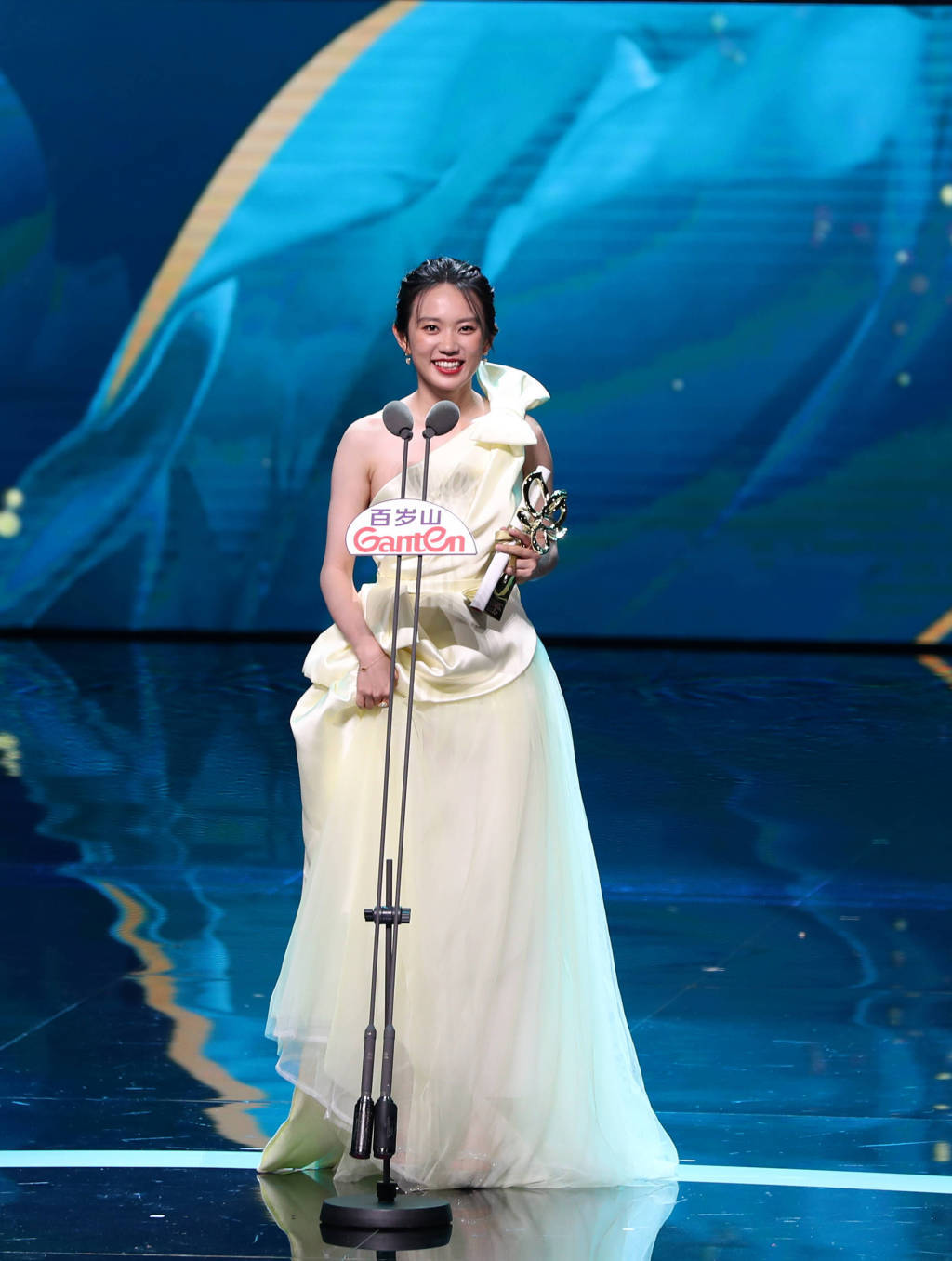 演员黄尧凭借《山海情》中的表现获白玉兰最佳女配角奖