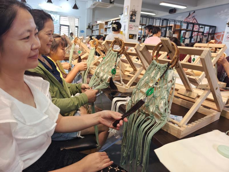 图四:居民们正细细品味着自己亲手制作的咖啡,共享劳动成果