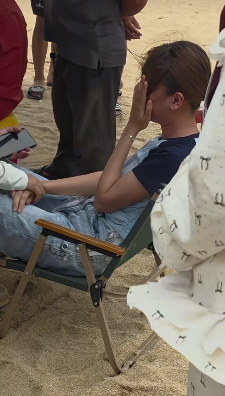 张浪失踪后,女友在海边掩面哭泣 (视频截图)