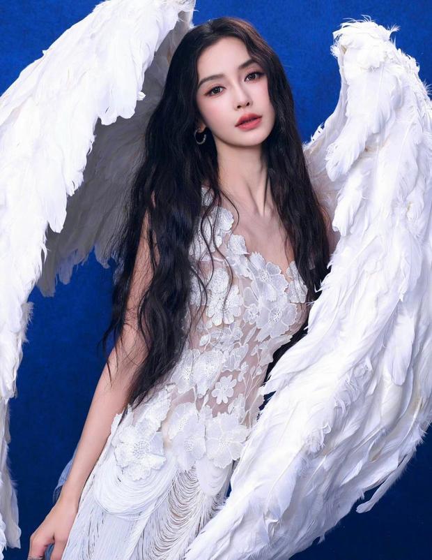Angelababy精致明艳。