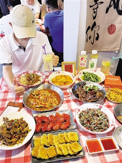 创意赣菜玩出新花样 南昌“辣椒炒瓜子”出圈走红