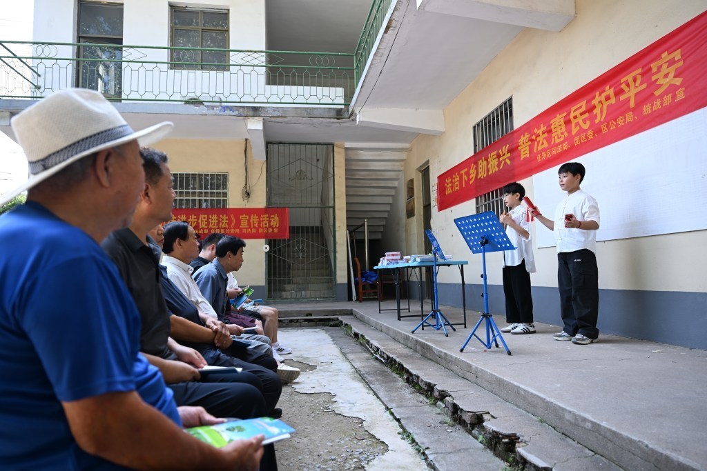 8月3日，邢台市任泽区小小普法志愿者在任城镇小官庄社区表演普法主题快板。