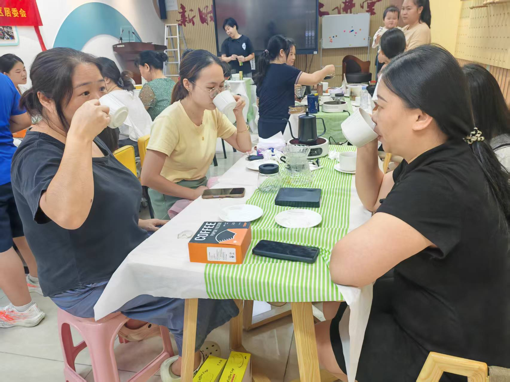 图六:居民们正积极参与中药文创首饰的制作体验活动