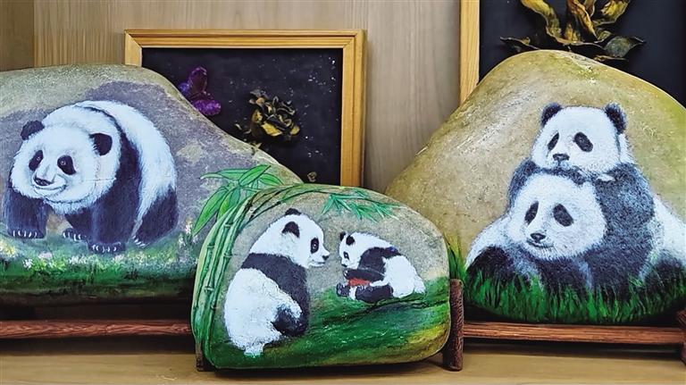 石头上的熊猫栩栩如生