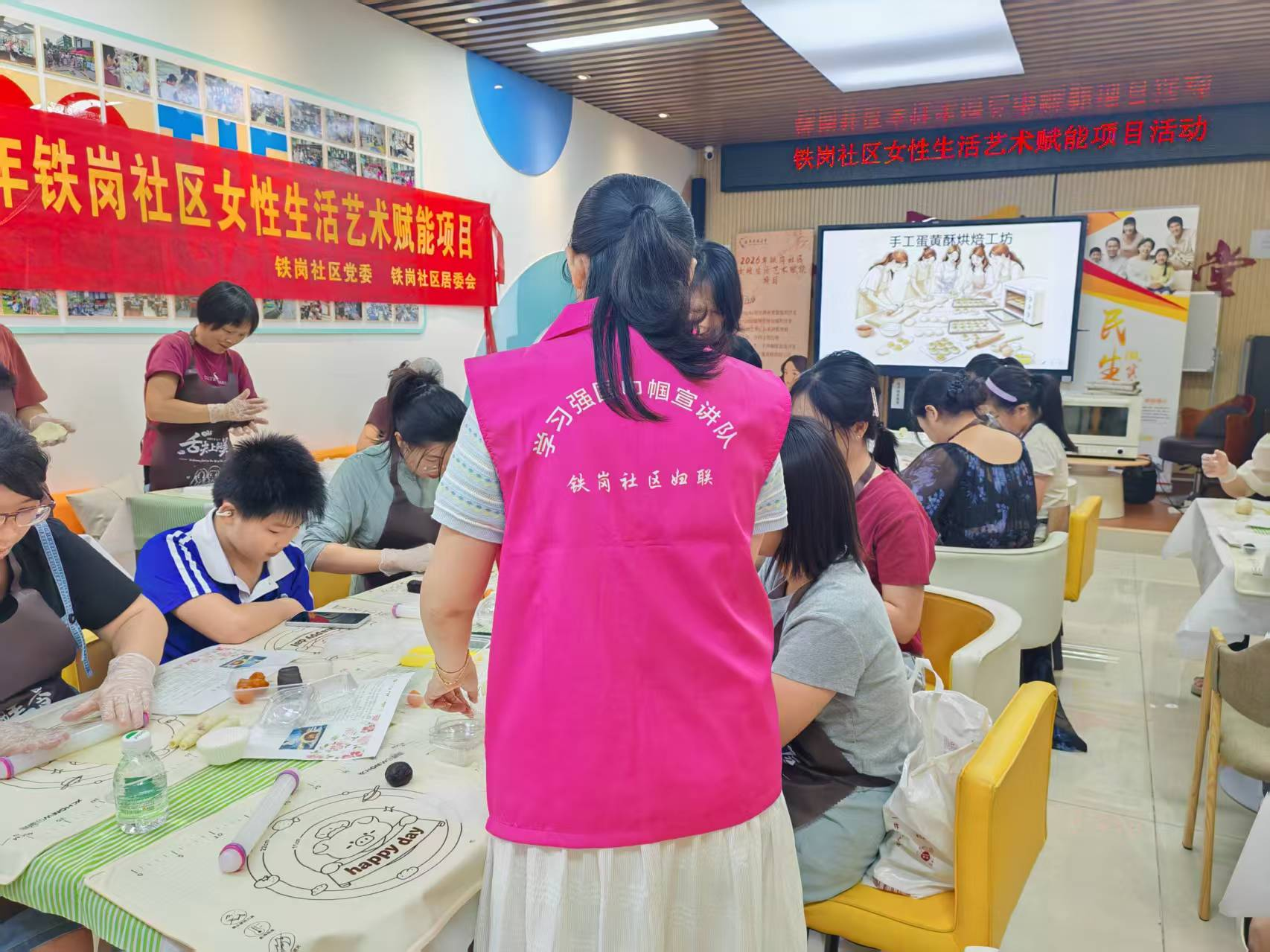 图二:沉浸式编织体验中!大家正全神贯注地制作圆环手挽包,手艺人氛围拉满~