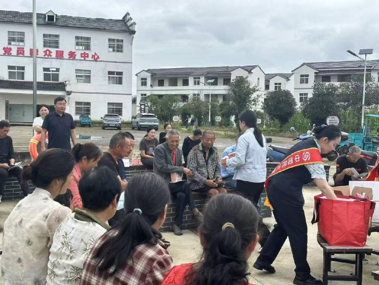 丰金融下乡护民生 反诈宣传进乡村 民生银行孝感支行开展“金融知识进村助老”公益活动