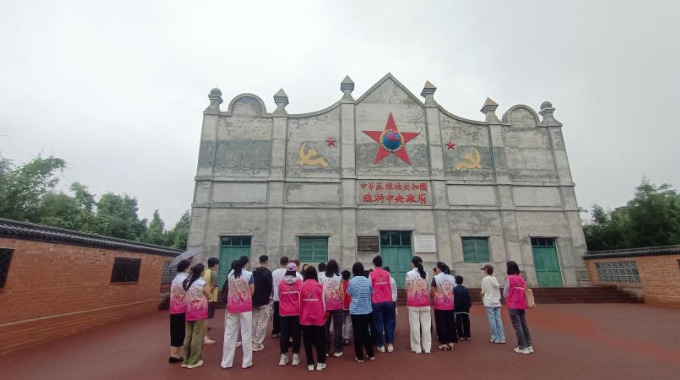 宁晋县妇联开展“爱心爸妈”结对关爱留守困境儿童研学活动