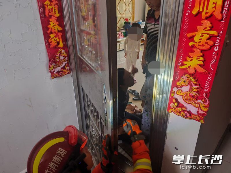 消防员成功营救被困幼童。 长沙晚报通讯员 廖鹏鹏 摄