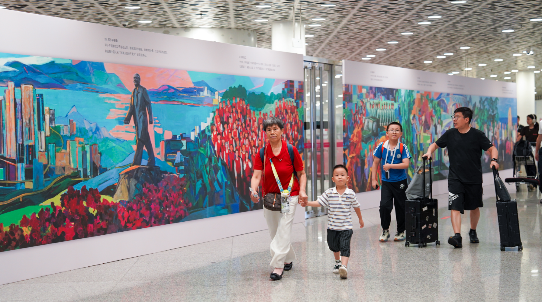 百米油画长卷《奇迹》在深圳机场开展