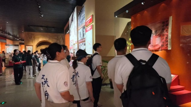 图为实践队员参观延安革命纪念馆