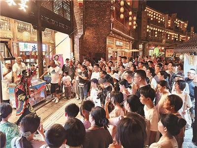 众多游客在中山北路观看表演。(全媒体记者 雷智 摄)