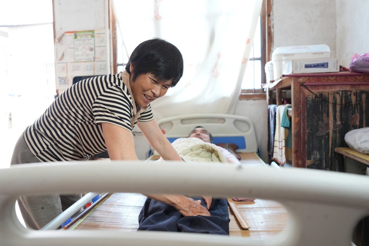 “我要是不要你,就没人疼你了”新余姐姐36年守护瘫痪弟弟
