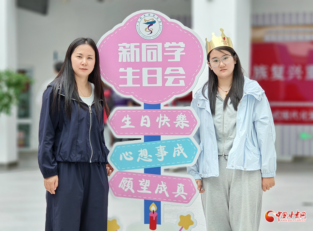 李嘉琪与母亲在生日会现场合影,用镜头记录下这个难忘的瞬间。