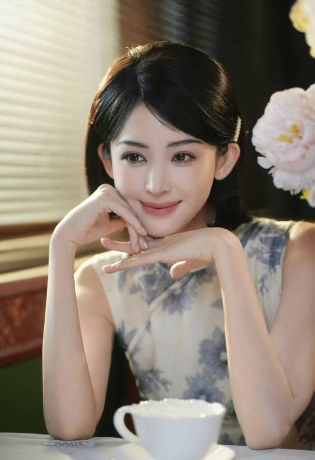 娜扎温婉动人。