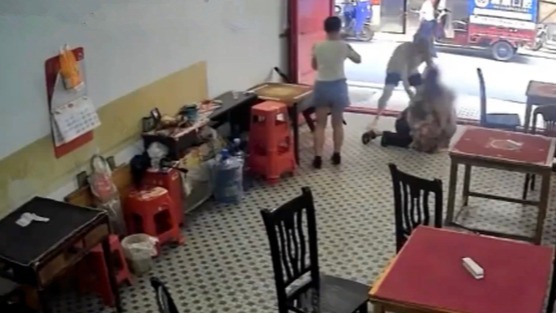 「扶老人被索赔」事件完整监控曝光，店主主动施救，还有哪些细节值得关注？这种情况店家该如何维护自身权益？