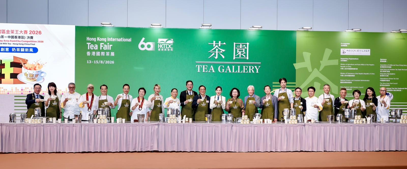 图：多位政界、协会及社会知名人士亲身参与港式奶茶技艺。