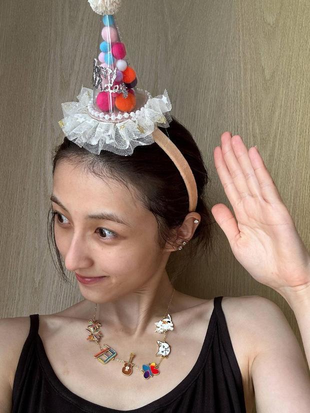 搜狐娱乐讯 27日，张子枫在社交平台上晒出一组素颜美照为自己庆祝生日，她发文称：“哎嘿嘿，25你好～”