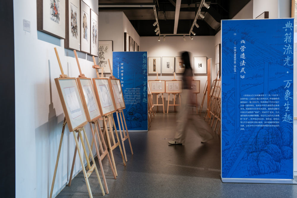 8月25日,游客参观文溯阁《四库全书》数字资源文创IP库成果展。新华社记者 郎兵兵 摄