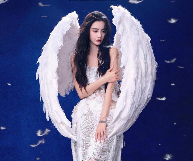 搜狐娱乐讯 近日，Angelababy一组白色翅膀造型写真释出，她身穿蕾丝流苏白裙搭配蓬松纯白羽翼，仙气灵动宛如天使降临，状态出众格外吸睛。