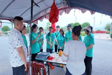 赴集市走访果农