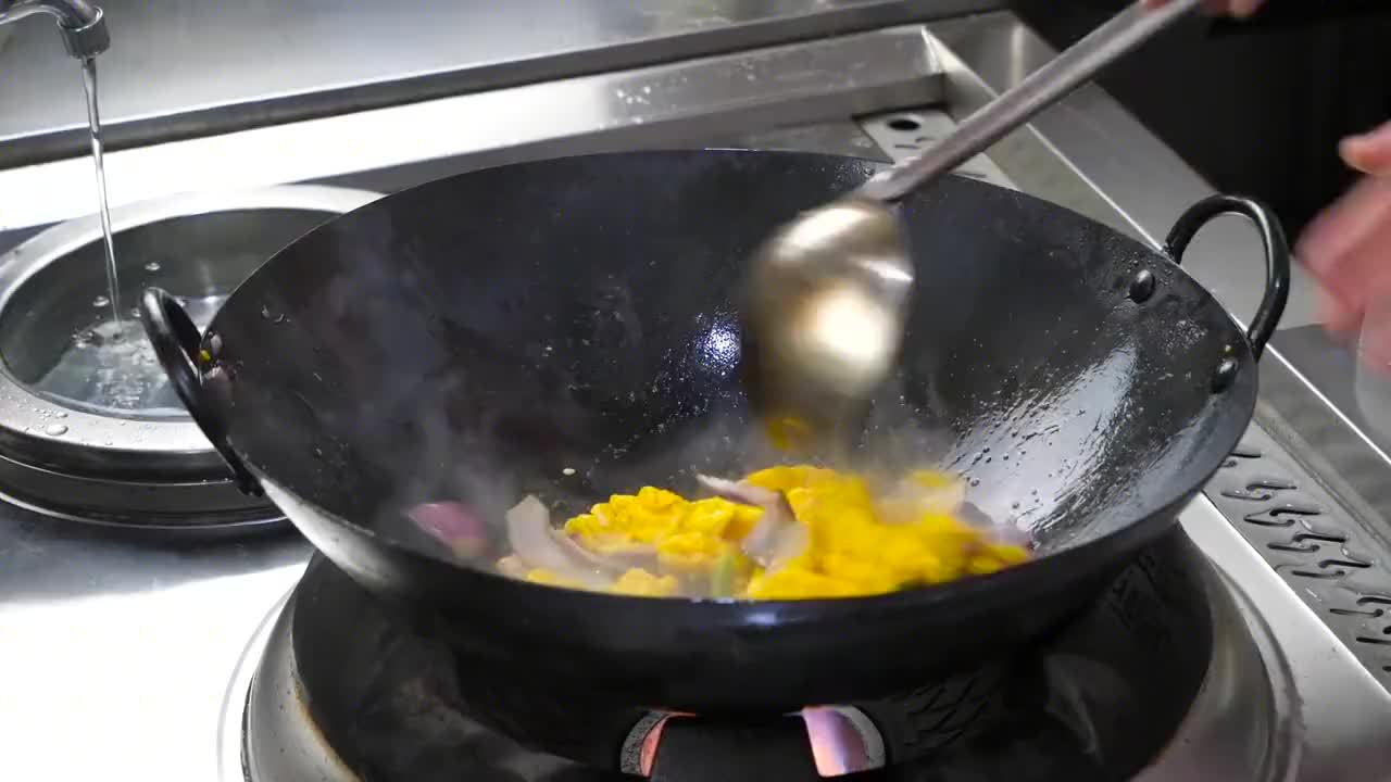 看饭店大厨是如何炒洋葱鸡蛋的，这烹饪技术太棒了，收藏了