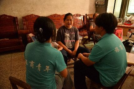 入户走访与村民交流