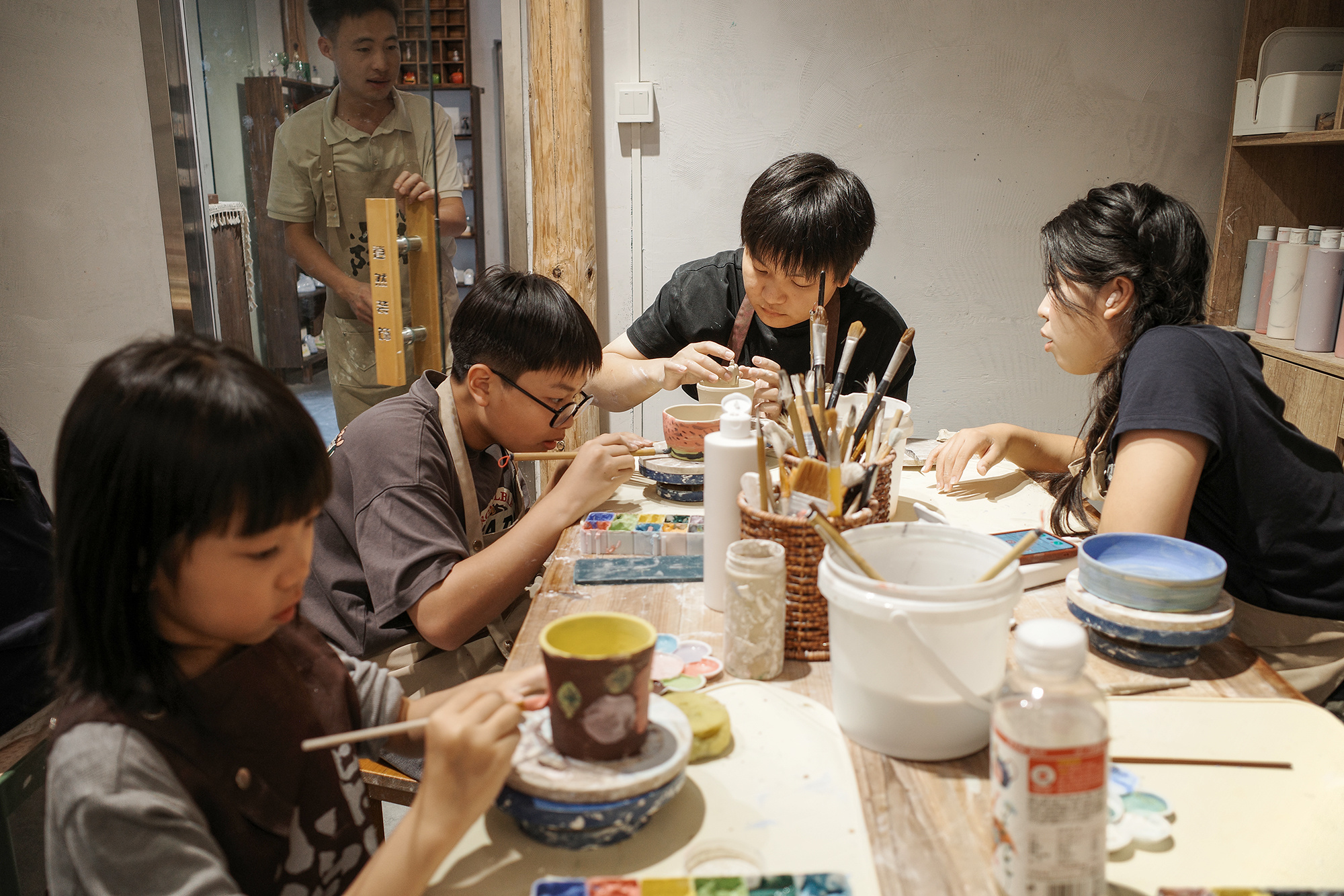 ▲8月25日，游客在柴米时光手作工坊体验拉坯绘瓷。
