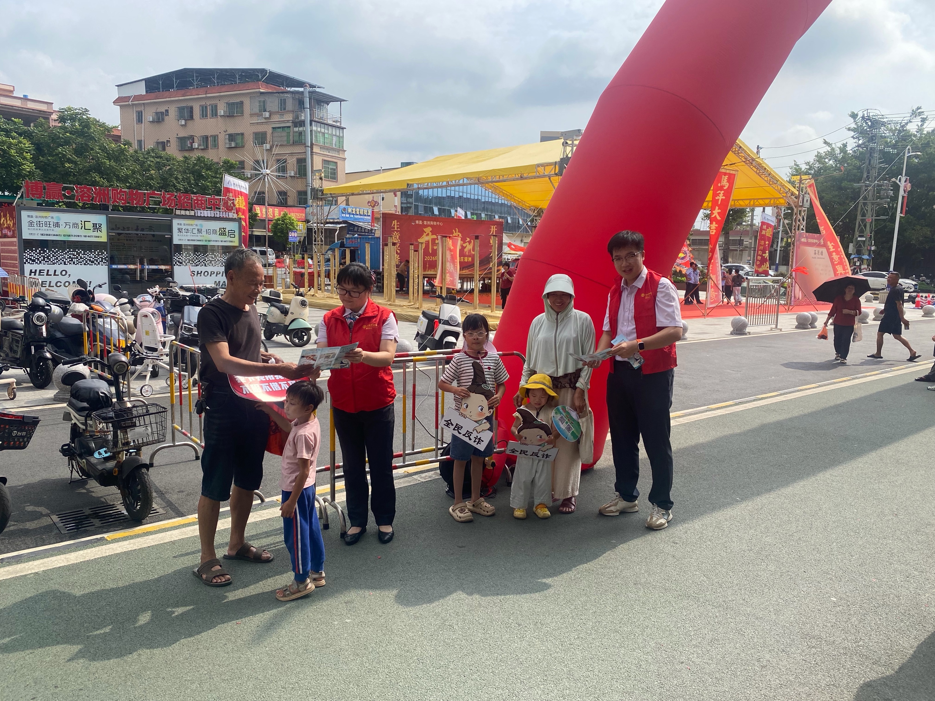 金融宣教进市场 便民服务暖人心——农行南庄溶洲支行走进市场开展金融知识宣教活动