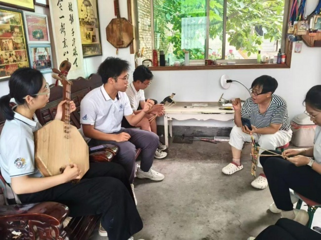 实践队成员和张香玲进行交谈 周洋洋供图