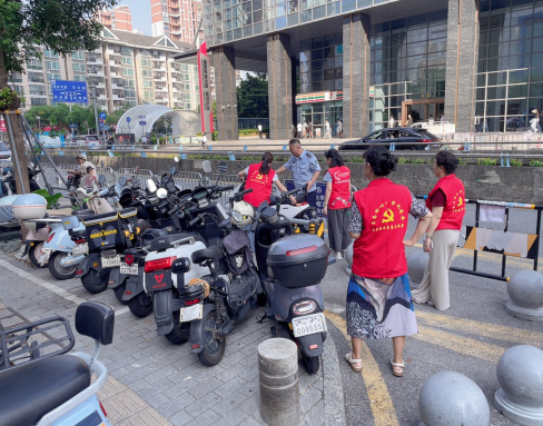 “党建引领聚合力 文明交通惠民生”汇一城党支部开展交通整治行动