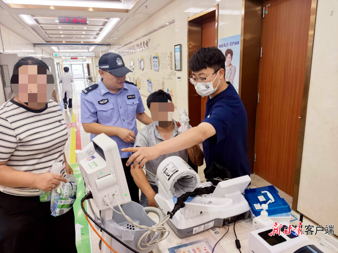 景泰县公安局交管大队民警陪同张某做术前检查 图片由景泰县公安局提供