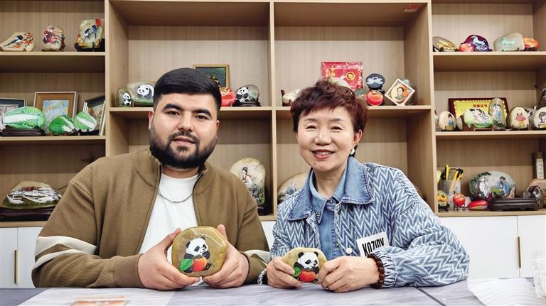 在姚立娟的指导下JAHONGIR完成了石画作品