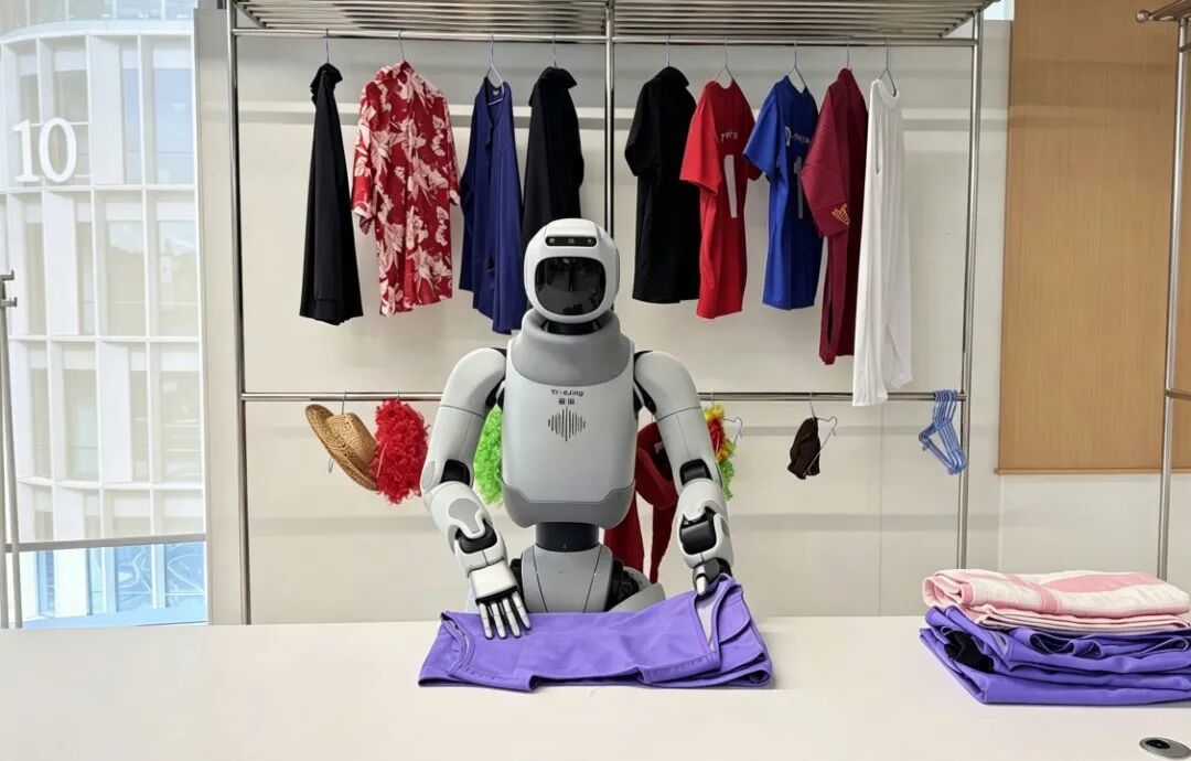 南京开了家"机器人技校":50台机器人学叠衣服、抓药、端盘子