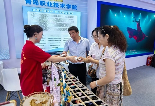 青岛职业技术学院非遗文创吸引众多观众体验购买