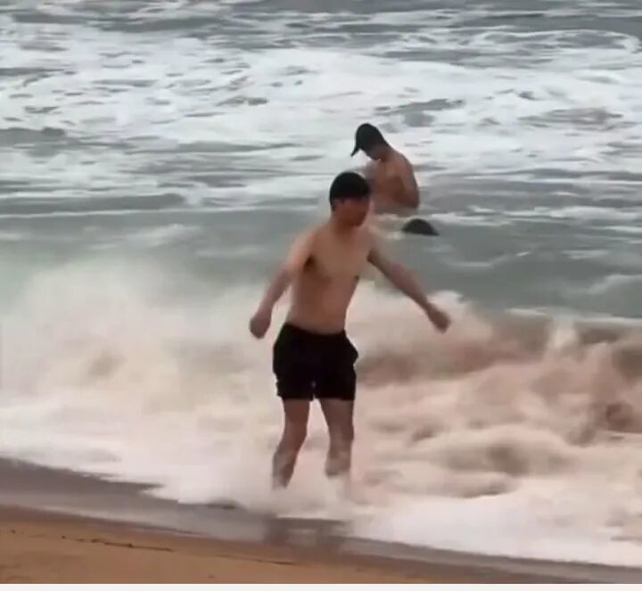 张浪被卷走前的画面（视频截图）