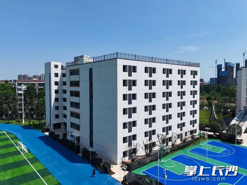 养粹楼（学生宿舍）。