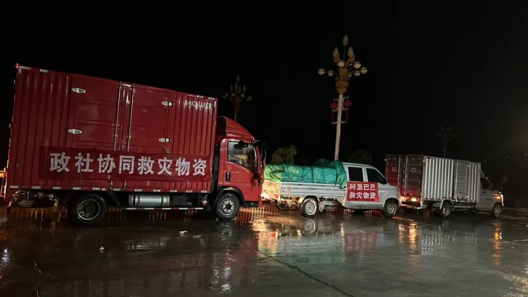 第一批物资已运抵吉隆镇