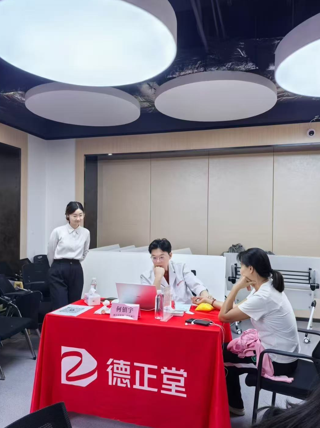 义诊出圈惠及市民 深圳德正堂何镇宇医生年接诊2万+人次