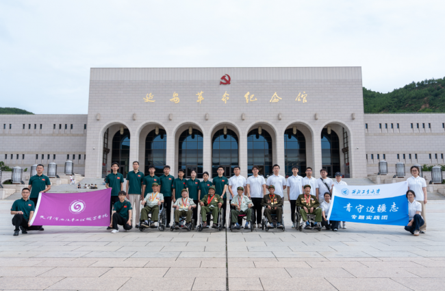 图为实践队、天津滨海汽车工程职业学院师生与英雄合影