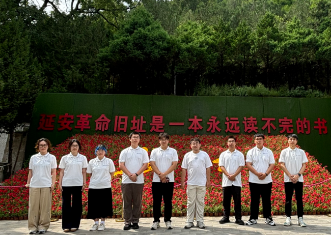 图为实践队赴杨家岭革命旧址参观