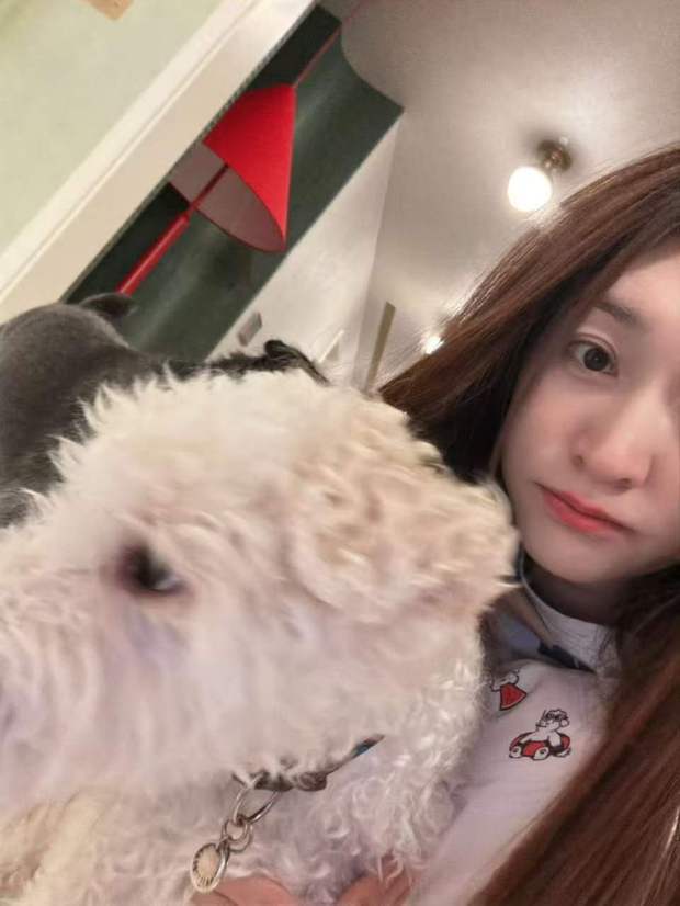 搜狐娱乐讯 近日，李小冉分享一组居家日常随拍，她与家中爱犬亲密自拍互动，素颜出镜随性松弛，氛围感拉满。