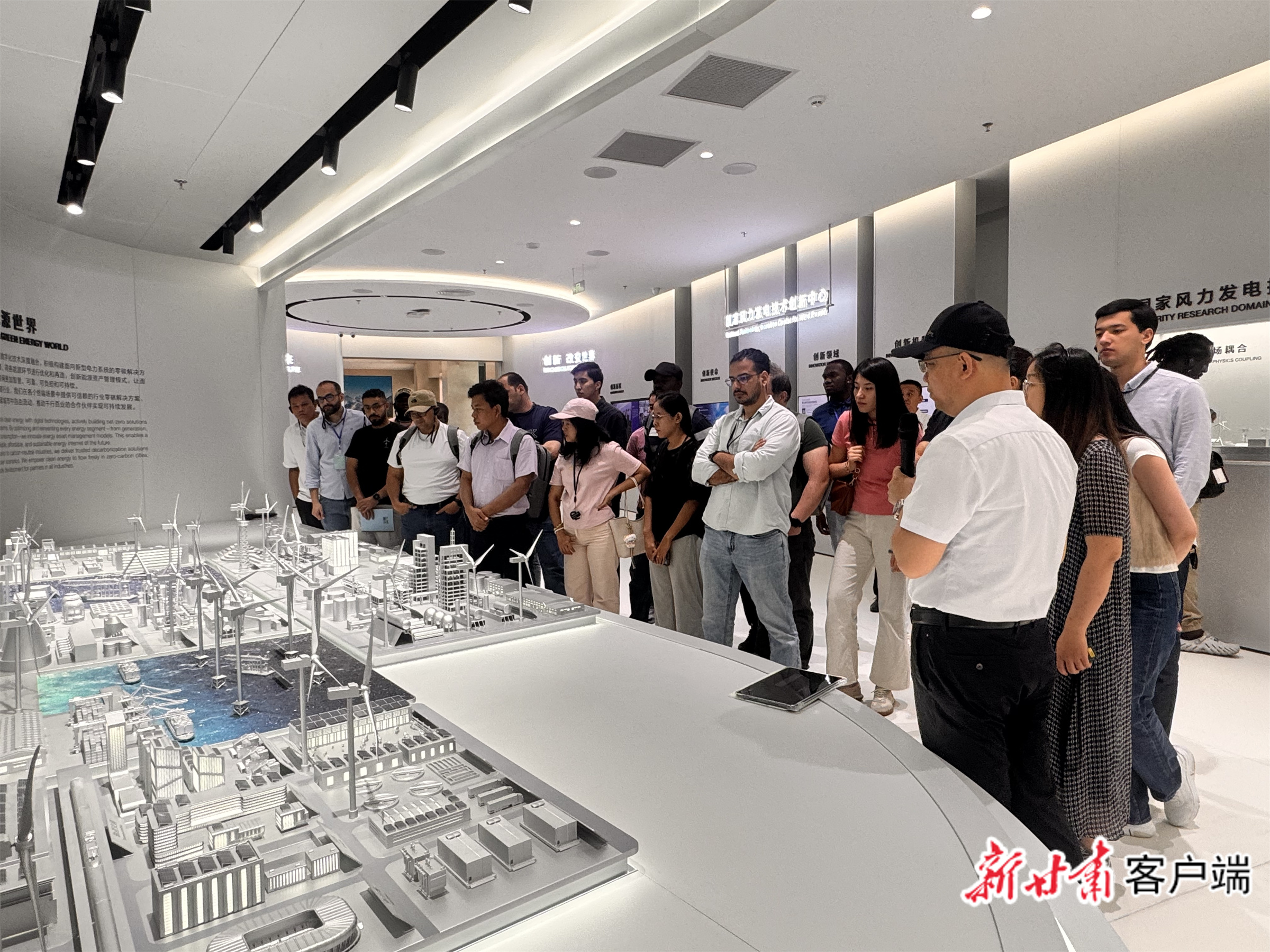 学员参观国家风力发电中心