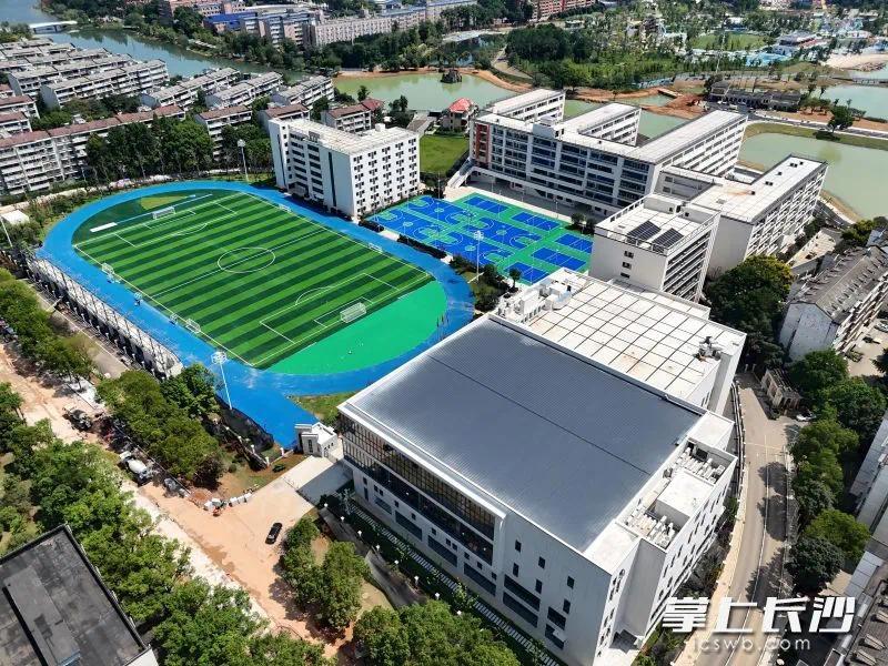 位于湖南农业大学校园内的湘郡培粹实验中学隆平校区目前已全面建成竣工，将于8月31日正式开学，迎来首批新生。 均为通讯员供图